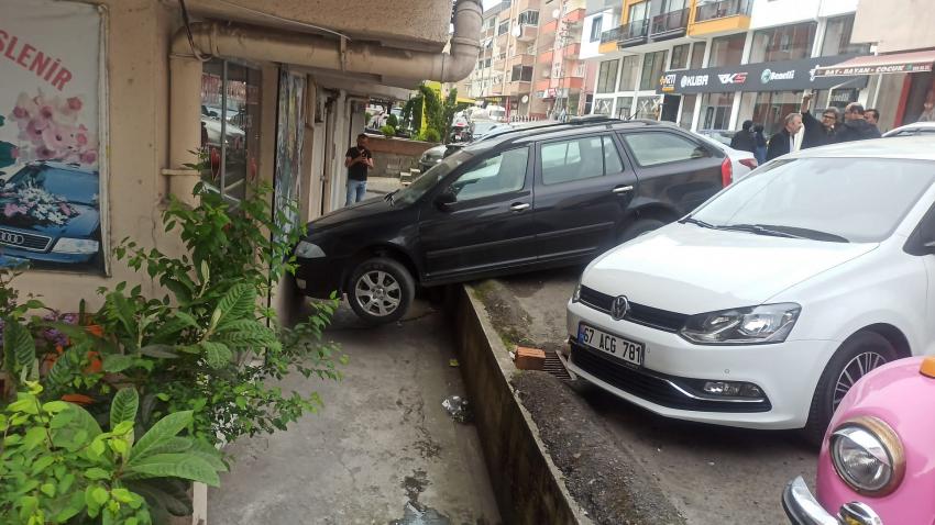 Aracıyla çiçek dükkanına girdi..