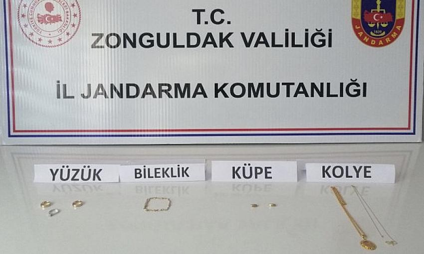 Çaldığı altınları satamadan yakalandı.