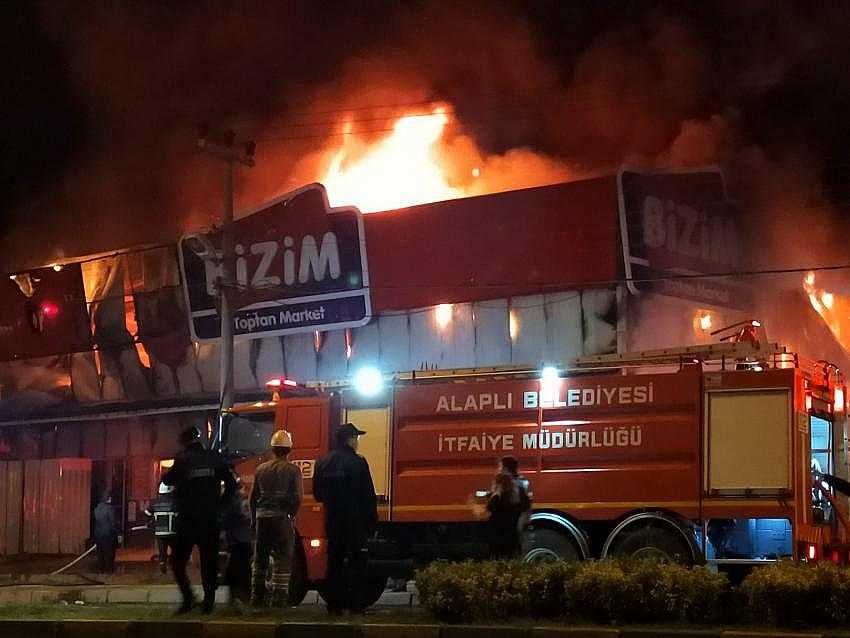 Bizim Toptan Satış Merkezi tamamen yandı' İşte o yangın görüntüleri..'