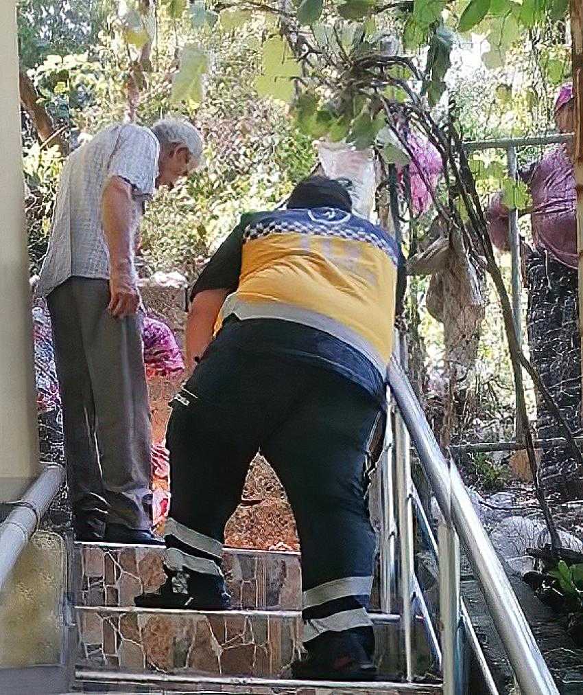 Testere ile ayağını kesti.