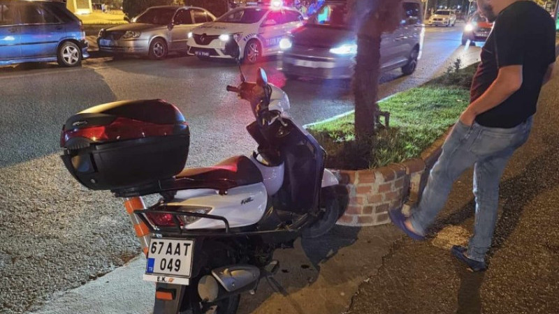Alkollü sürücü motorsiklete çarptı