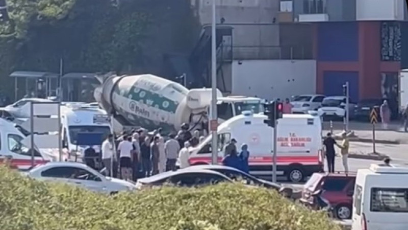 Motosiklet, beton mikserinin altında kaldı.