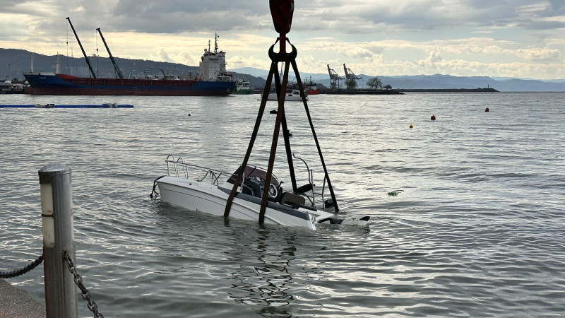Kdz. Ereğli’de fırtınada batan kabinli sürat teknesi denizden çıkarıldı