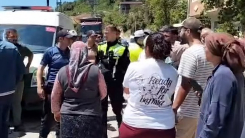 Kamyon trafiğine halk yolu kapattı.