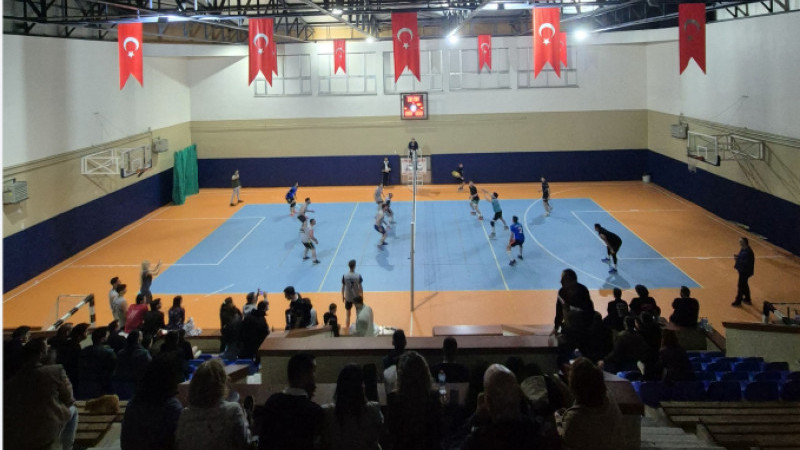 Voleybol Turnuvası grup maçları kıyasıya geçiyor.